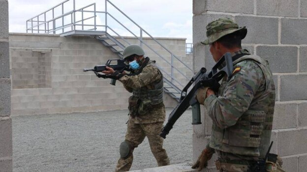 Un militar español asesora a un ucraniano que se unirá al frente de guerra en cinco semanas