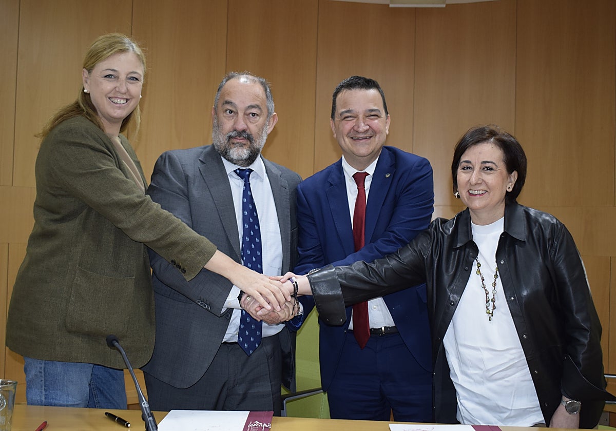 El rector de la UCLM, Julián Garde, y el consejero de Agricultura, Agua y Desarrollo Rural, Francisco Martínez Arroyo