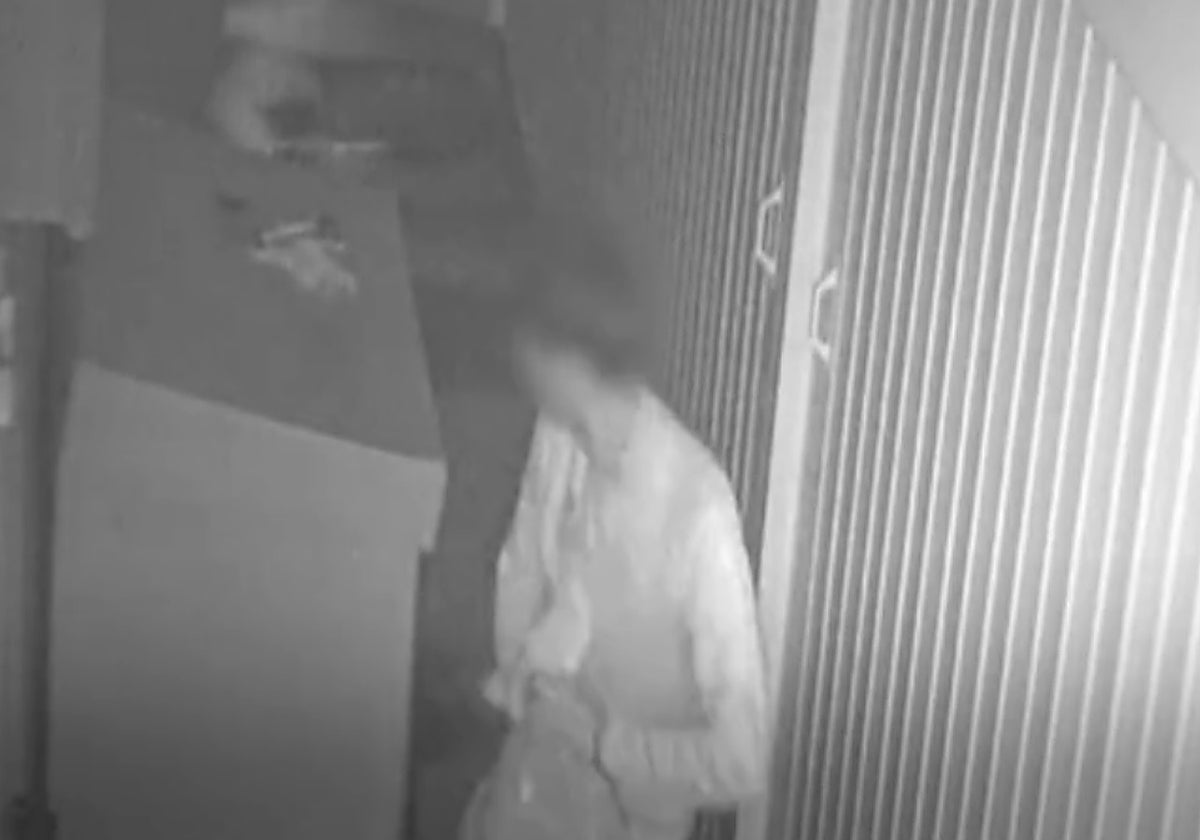 Las cámaras de seguridad captan a los sospechosos deshaciéndose del arma del crimen