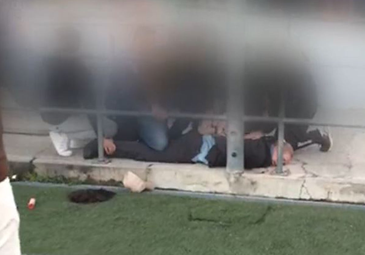 Varios asistentes al partido retienen a la mujer que portaba un arma de fuego