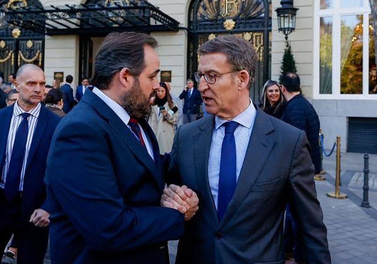 Alberto Núñez Feijóo junto a Paco Núñez, tras un desayuno informativo este lunes