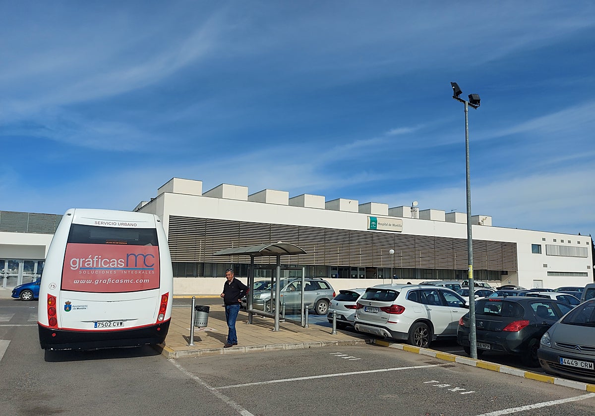 Un usuario del Hospital de Montilla espera el autobús