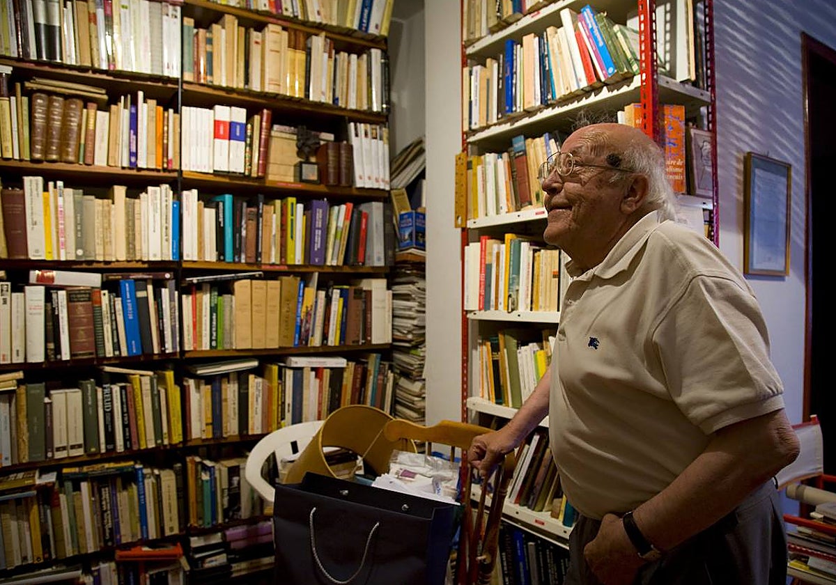 Jiménez Lozano, en su estudio de Alcazarén