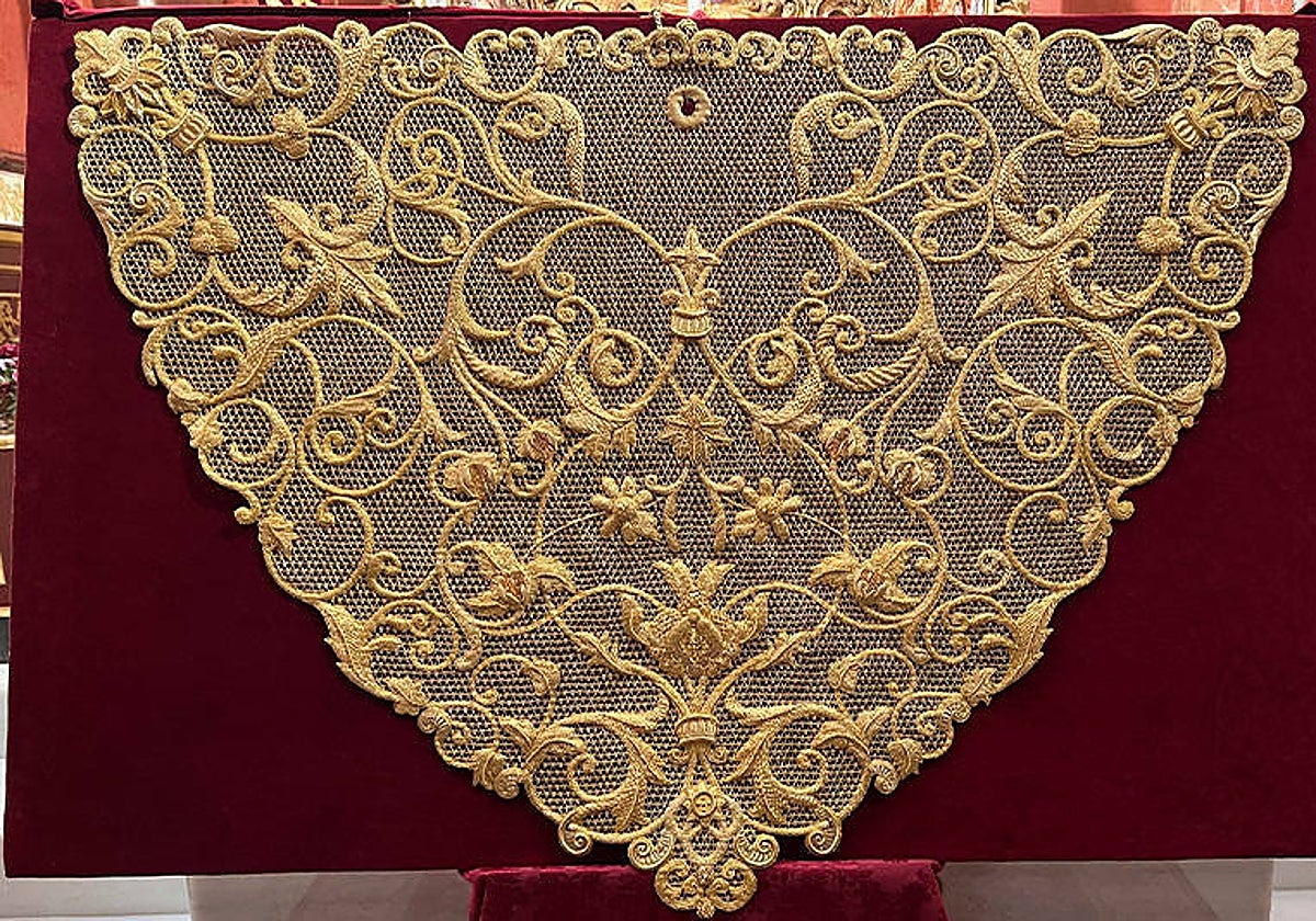 La nueva toca sobremanto realizada por Jesús Rosado