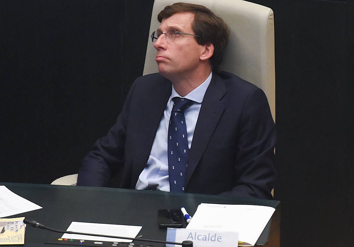 El alcalde de la capital, pensativo, durante el pleno municipal