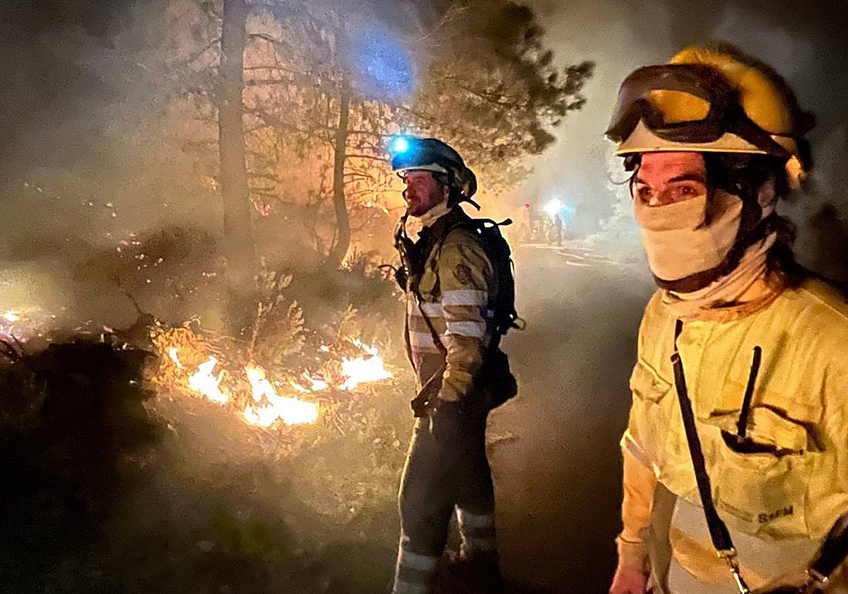 Imagen de los bomberos intentando controlar las llamas del incendio de Castellón durante la noche del lunes al martes