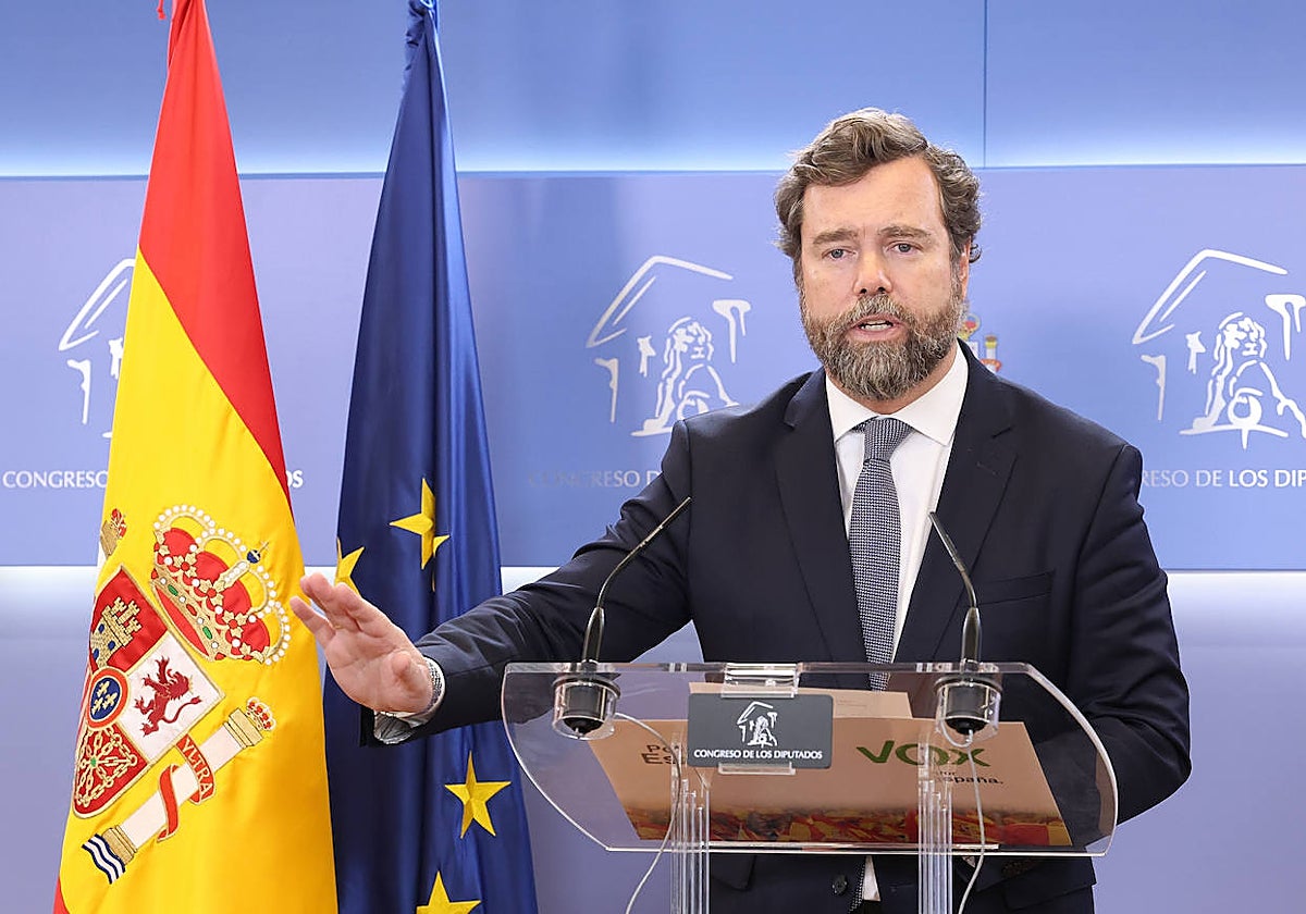 Iván Espinosa de los Monteros (Vox), en una rueda de prensa en el Congreso
