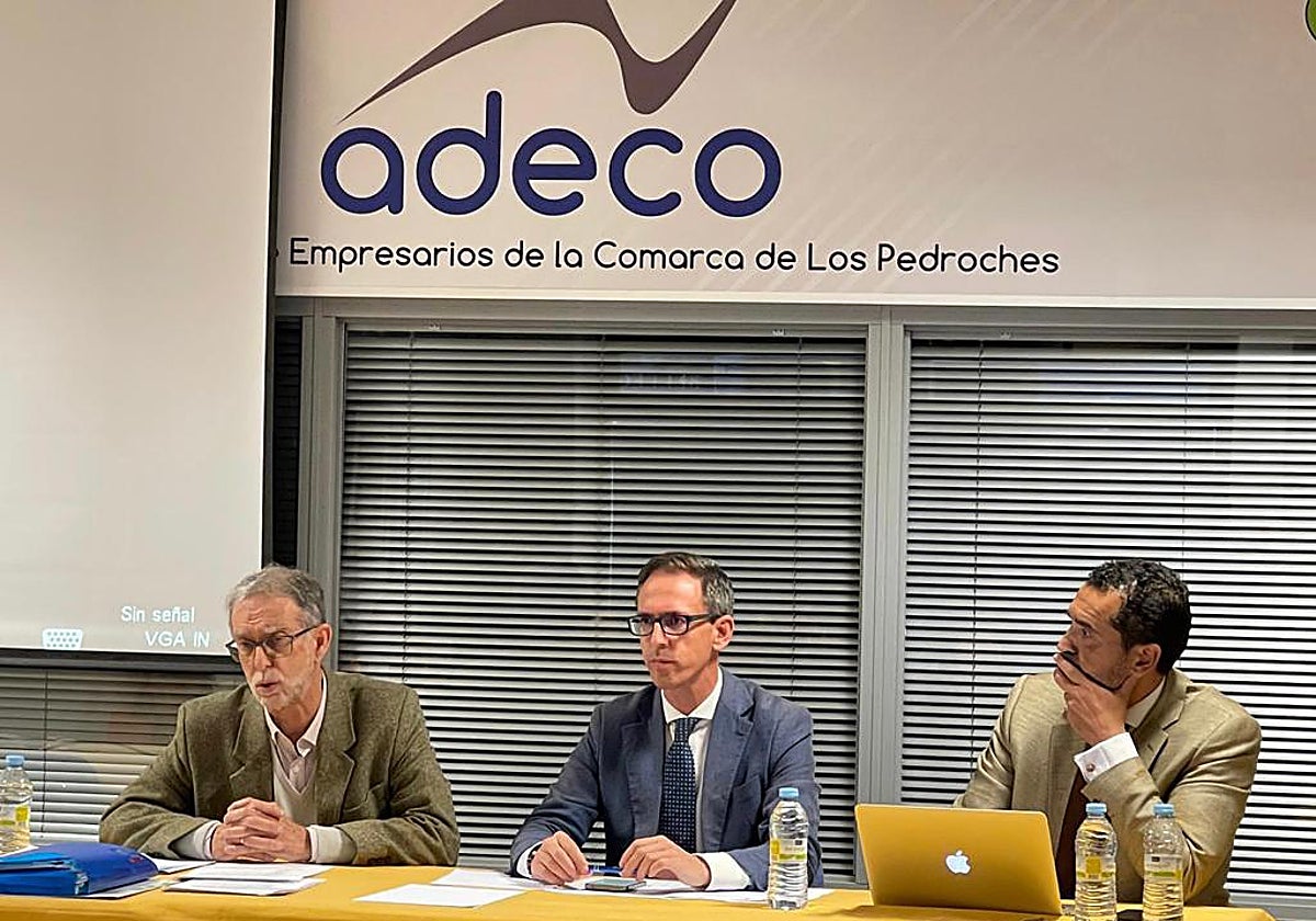 El alcalde de Pozoblanco, durante el anuncio de la reparcelación