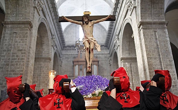 El 'Cristo de la Luz', entrando en la Catedral de Valladolid
