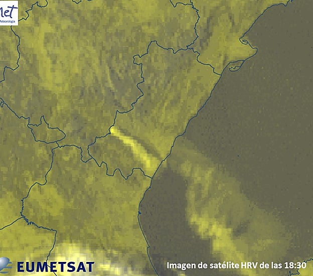 La imagen de satélite muestra la columna de humo del incendio de Castellón