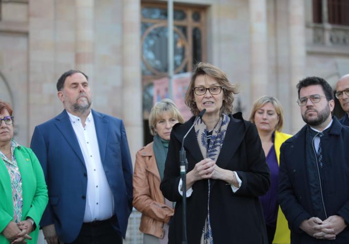 La consejera Meritxell Serret, arropada por Aragonès y Junqueras, antes del juicio