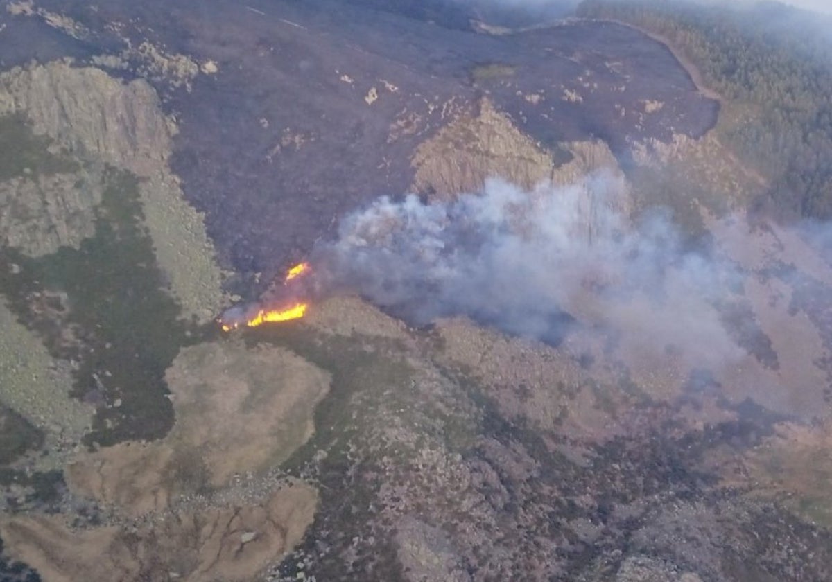 Situación del incendio a la llegada de los medios aéreos esta mañana a Candelario