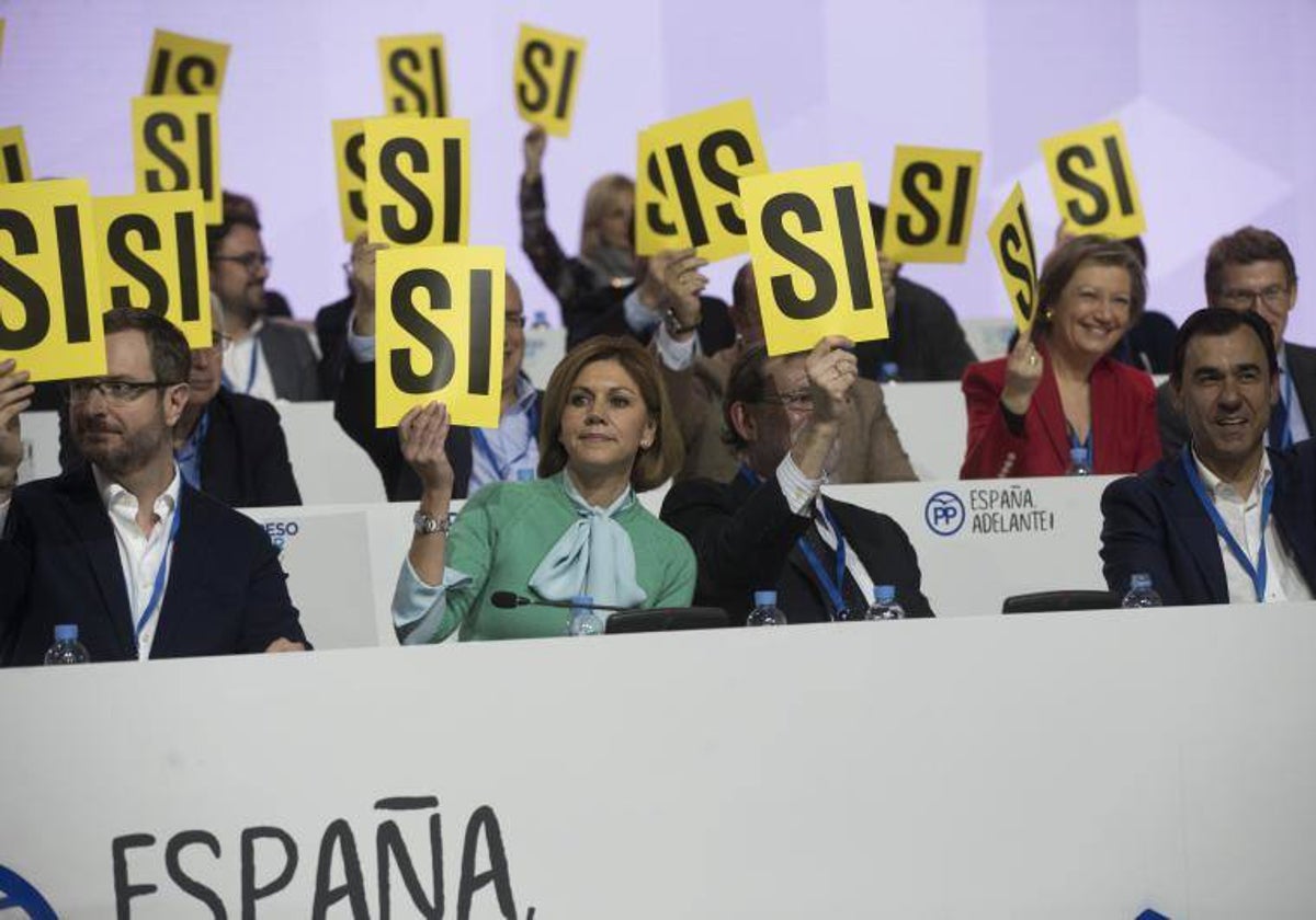 Dirigentes del PP durante el congreso nacional del partido en febrero de 2017 // Vídeo: Gamarra cree que la gestación subrogada es algo «complejo» que merece «debates profundos y serenos» (Atlas)