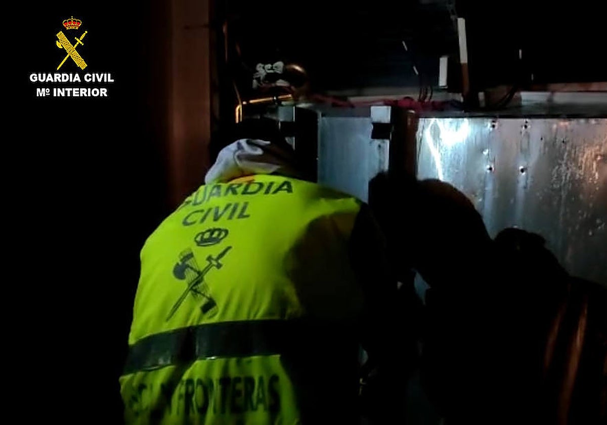 Imagen del interior de un contenedor con cocaína en el puerto de Valencia