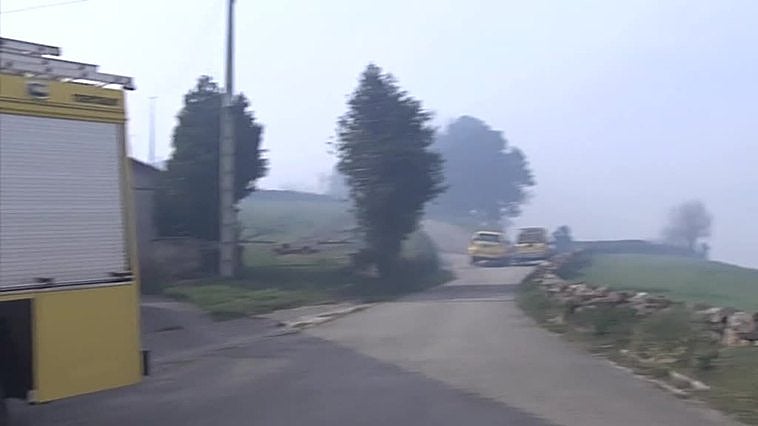 El fuerte viento complica los incendios en Asturias
