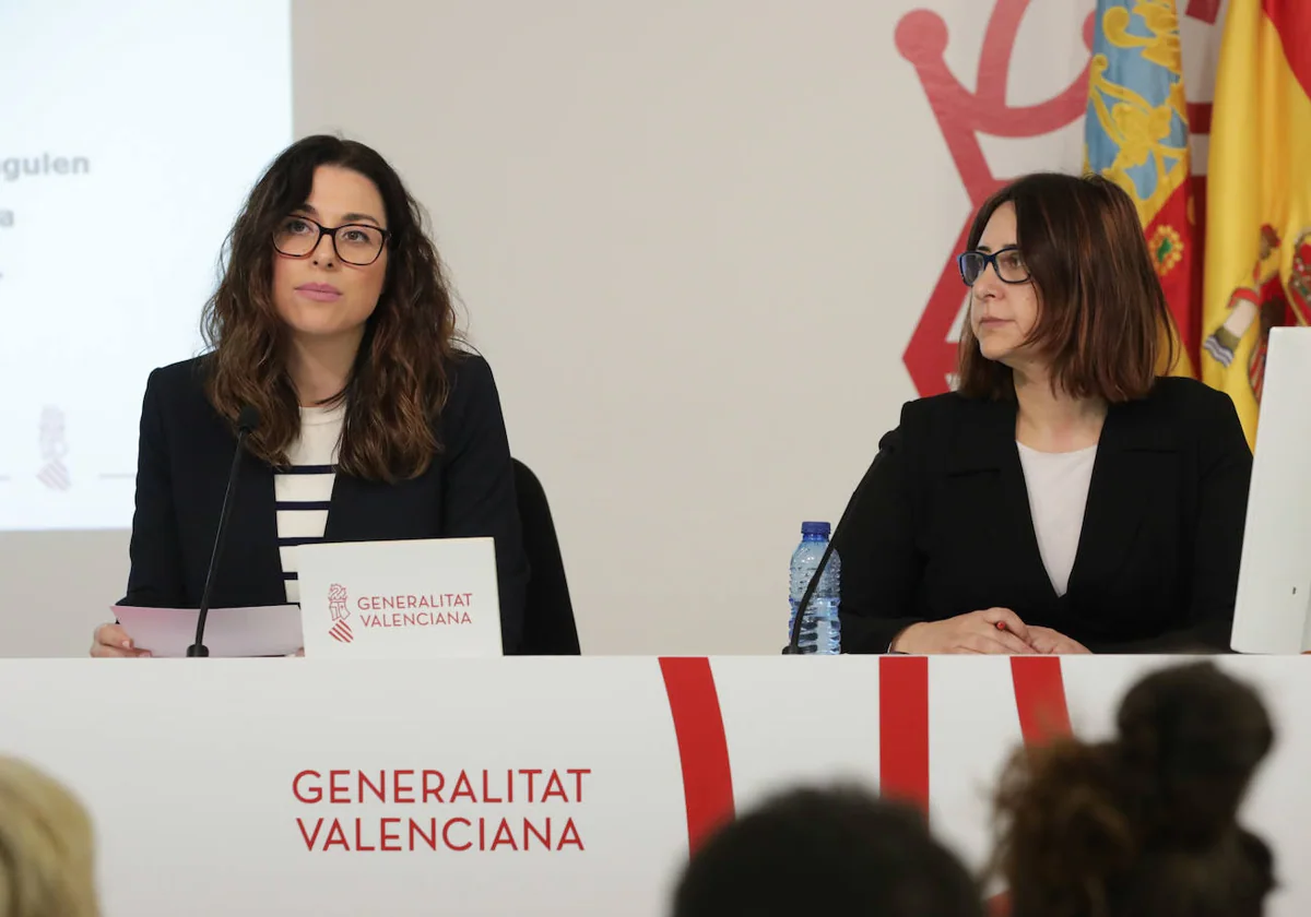 Imagen de archivo de la vicepresidenta de la Generalitat, Aitana Mas, y de la consellera de Participación, Rosa Pérez Garijo, en rueda de prensa