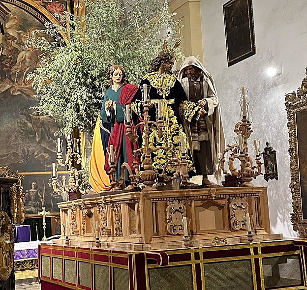 El Señor de la Salud, con Judas a su lado y San Juan detrás, dispuestos ya en el paso