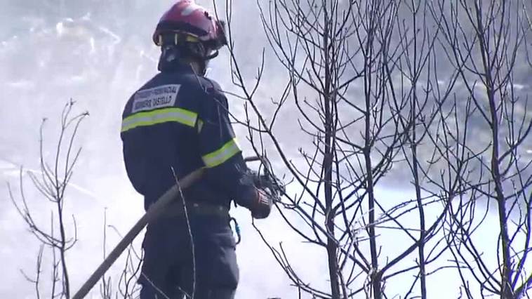 Primer día sin llamas en el incendio de Castellón, aunque el peligro no ha pasado