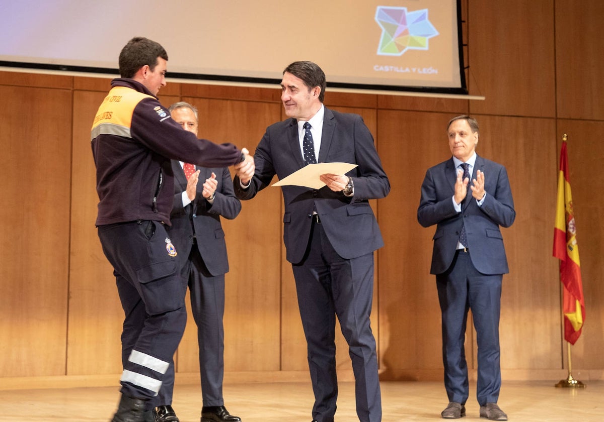 El consejero de Medio Ambiente, Vivienda y Ordenación del Territorio, Juan Carlos Suárez-Quiñones, entrega las medallas al Mérito de la Protección Ciudadana de Castilla y León correspondientes a los años 2021 y 2022