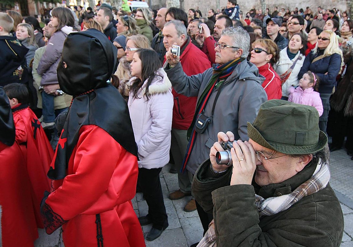 Turistas en una procesión de Valladolid