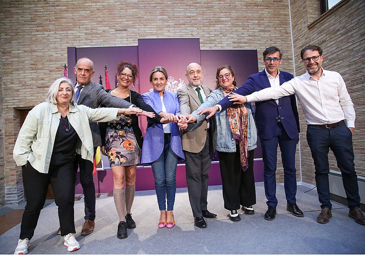 La alcaldesa con miembros de la Mesa del Casco Histórico