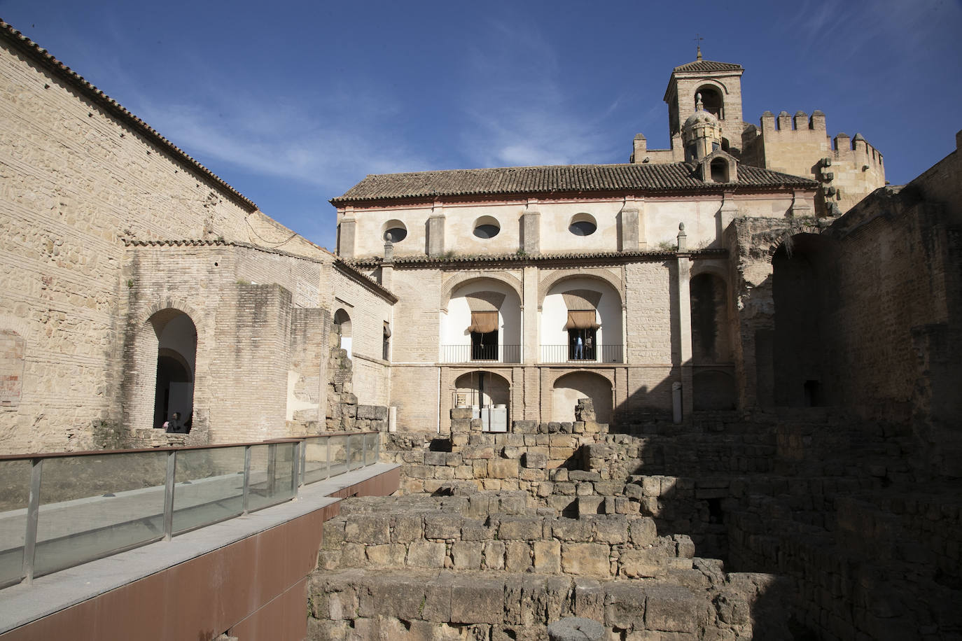 La recuperada puerta almohade del Alcázar de Córdoba, en imágenes