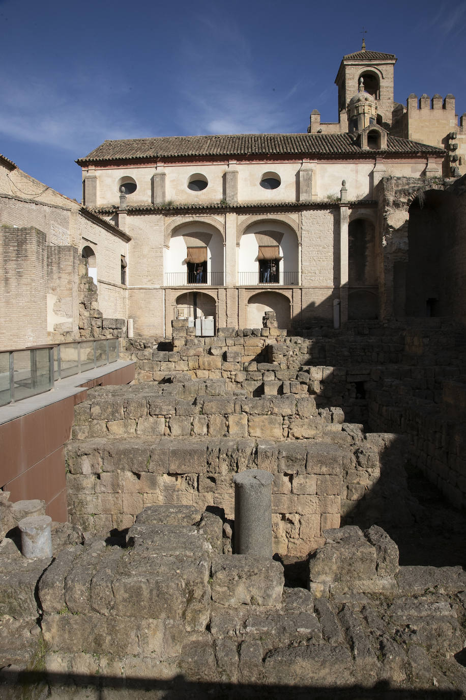 La recuperada puerta almohade del Alcázar de Córdoba, en imágenes