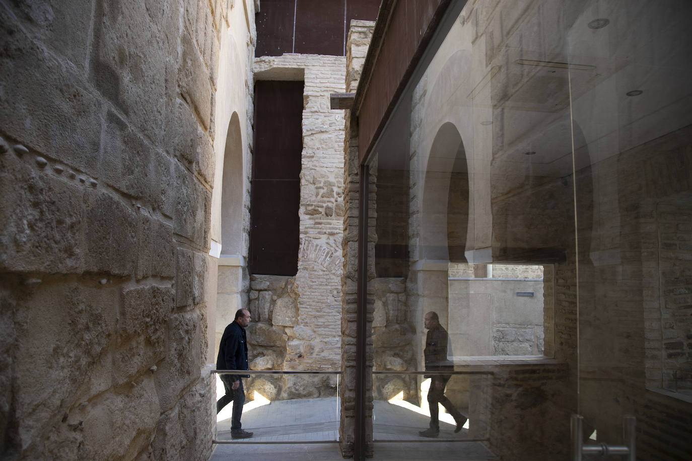 La recuperada puerta almohade del Alcázar de Córdoba, en imágenes