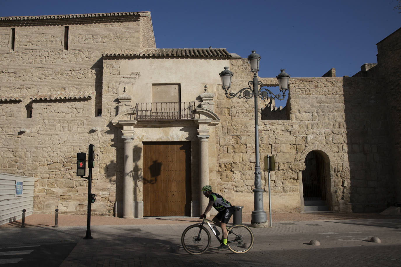 La recuperada puerta almohade del Alcázar de Córdoba, en imágenes