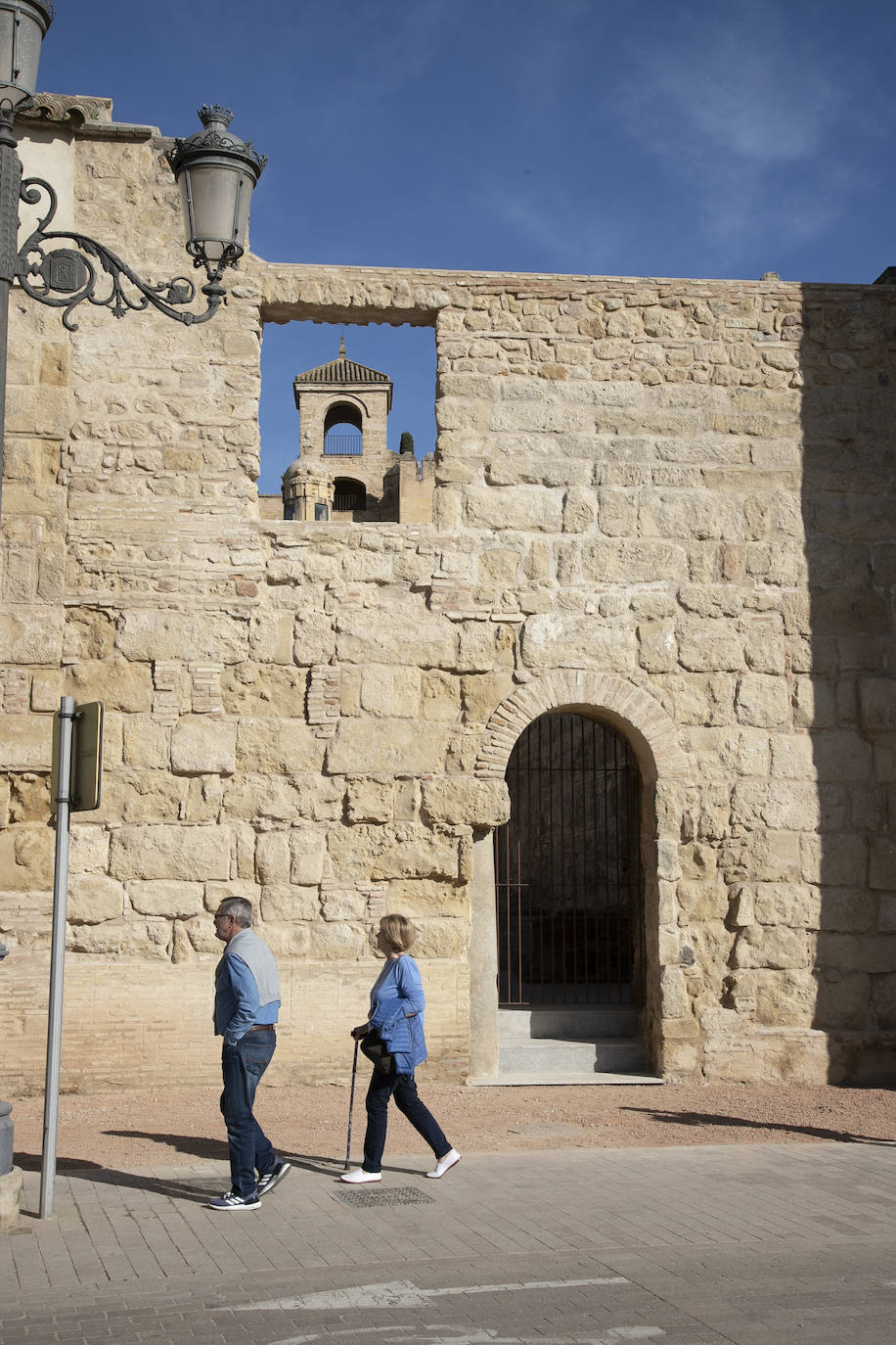 La recuperada puerta almohade del Alcázar de Córdoba, en imágenes