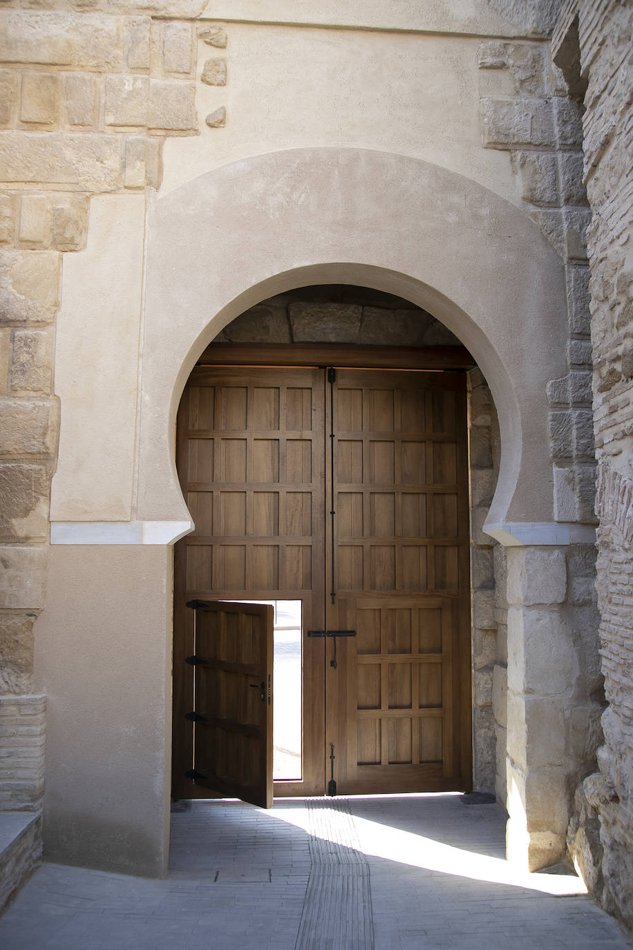 La recuperada puerta almohade del Alcázar de Córdoba, en imágenes
