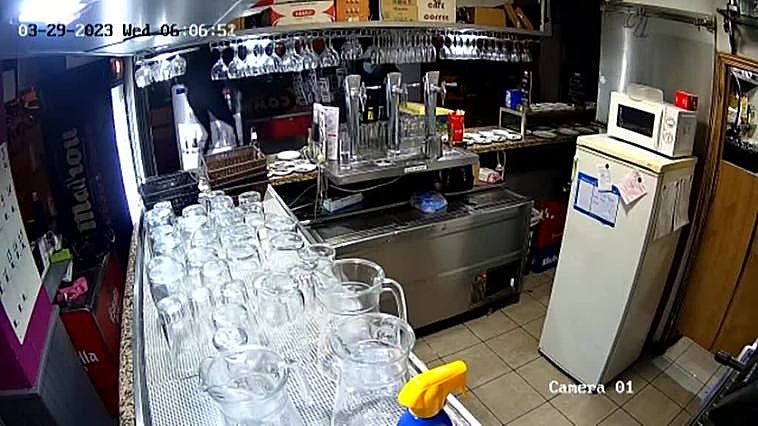 Dos atracadores se llevan mil quinientos euros de un bar de Leganés atemorizando a la empleada