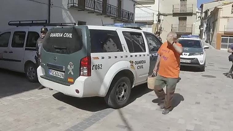 Los bomberos aseguran el perímetro del incendio de Castellón preocupados por la meteorología