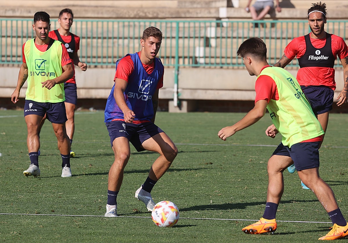 Jorge Moreno con el balón durante un entrenamiento en la Ciudad Deportiva