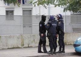 El robo de un patinete en el Sector Sur acaba en reyerta, dos detenidos por intento de homicidio y el ataque a un agente