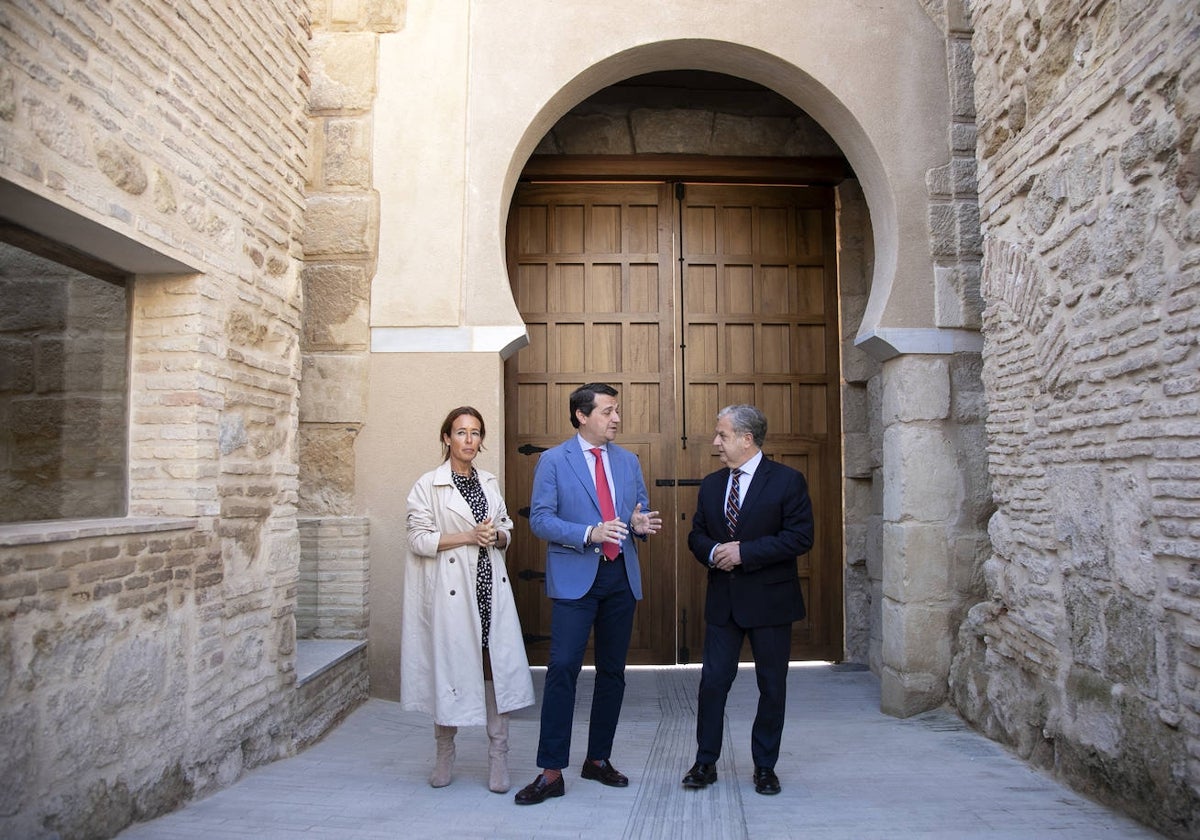 Marián Aguilar, José María Bellido y Salvador Fuentes, ante la puerta almohade