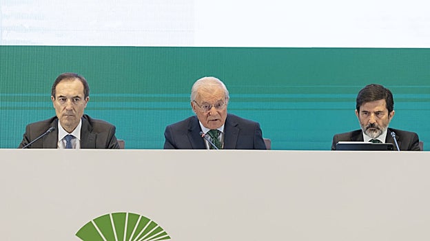 Manuel Menéndez, Manuel Azuaga y Vicente Ortí, en la junta de este jueves