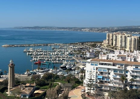 Imagen secundaria 1 - El alcalde de Estepona, José María García Urbano, y el presidente andaluz, Juanma Moreno, abrieron el mirador al público con una visita desde la que visitaron las vistas de la mano del urbanista Salvador Moreno Peralta
