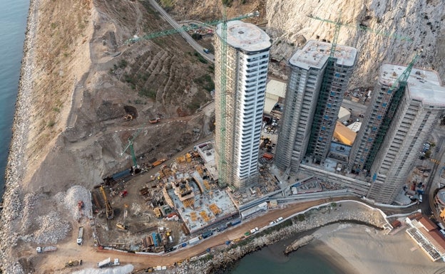 Imagen aérea de las torres de viviendas levantadas en Gibraltar junto a la montaña de escombros