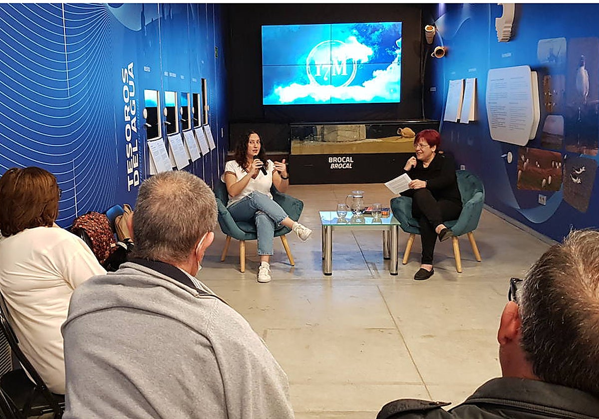 Imagen de la tertulia literaria con la escritora Olga Mínguez