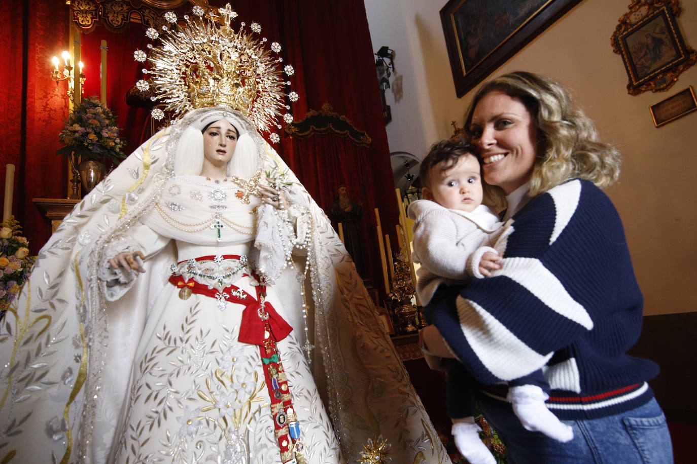 El besamanos de la Virgen de la Paz de Córdoba, en imágenes