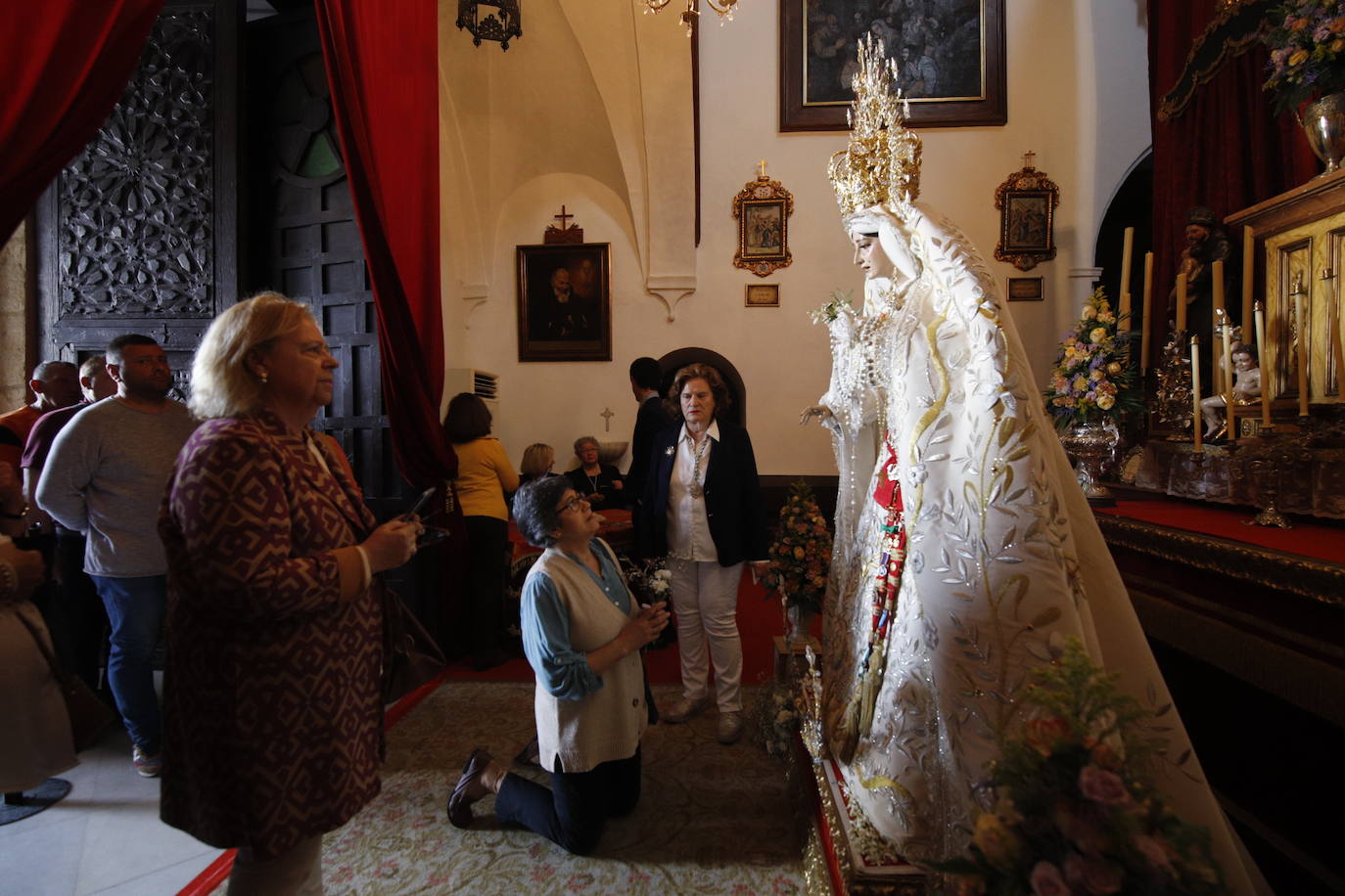El besamanos de la Virgen de la Paz de Córdoba, en imágenes