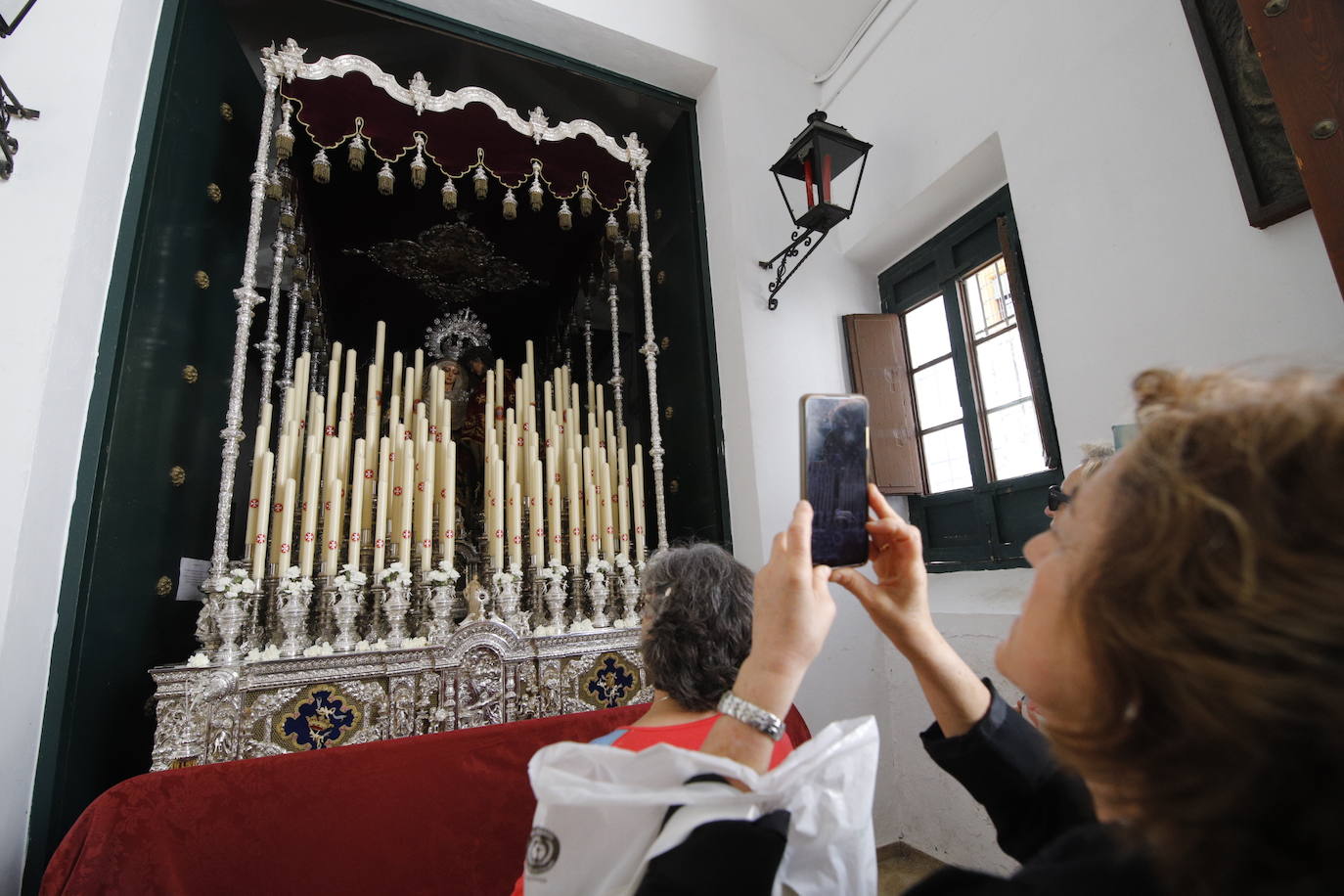 El besamanos de la Virgen de la Paz de Córdoba, en imágenes