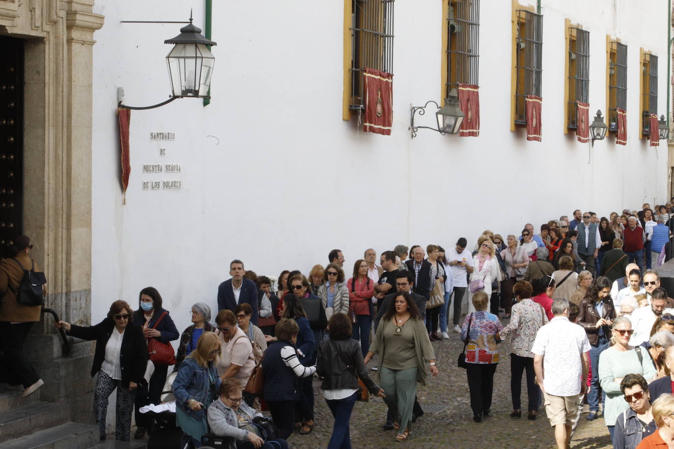 El besamanos de la Virgen de la Paz de Córdoba, en imágenes