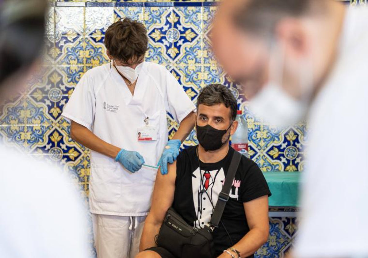 Imagen de archivo de un hombre recibiendo la vacuna contra el Covid-19 en Valencia