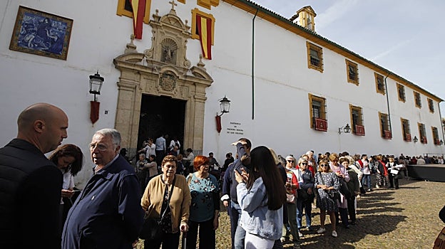 Filas de devotos en la plaza de Capuchinos