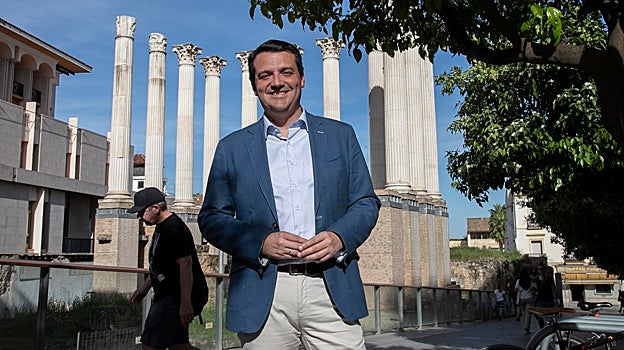 José María Bellido delante de las columnas del Templo Romano de Capitulares