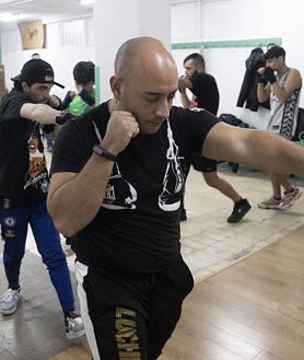 Imagen secundaria 2 - En la asociación vecinal de La Mancha participan hombres y mujeres, niños y mayores, todos son bienvenidos para practicar el noble arte.