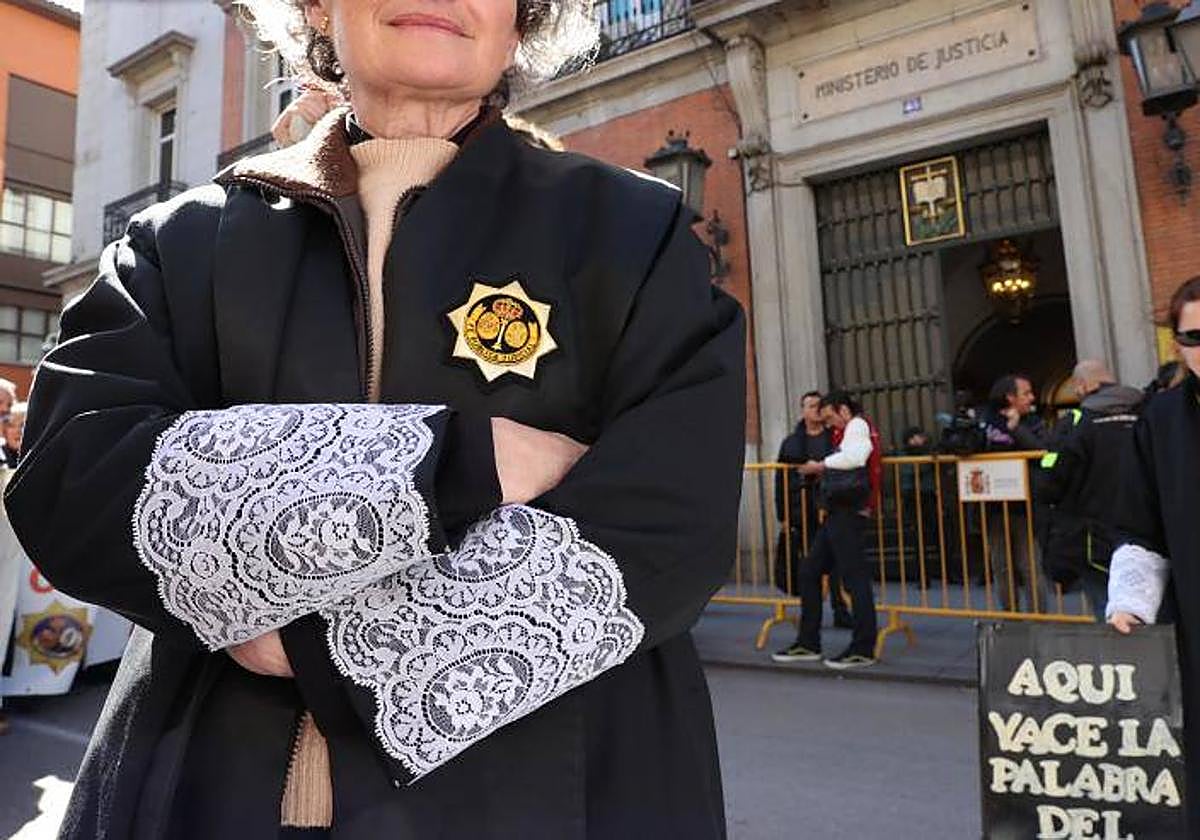 Manifestación de letrados y funcionarios de Justicia ante el Ministerio