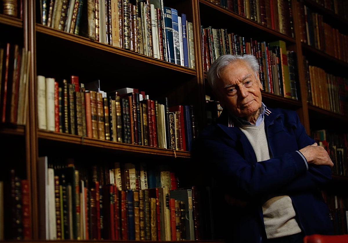 Ruiz Luque, en la biblioteca de su casa, en la que tiene seis mil libros